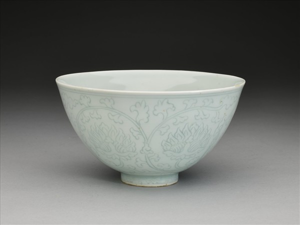 青白瓷花卉紋碗