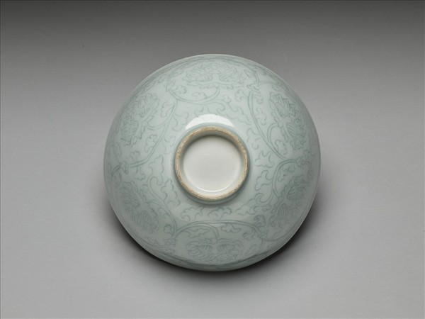 青白瓷花卉紋碗