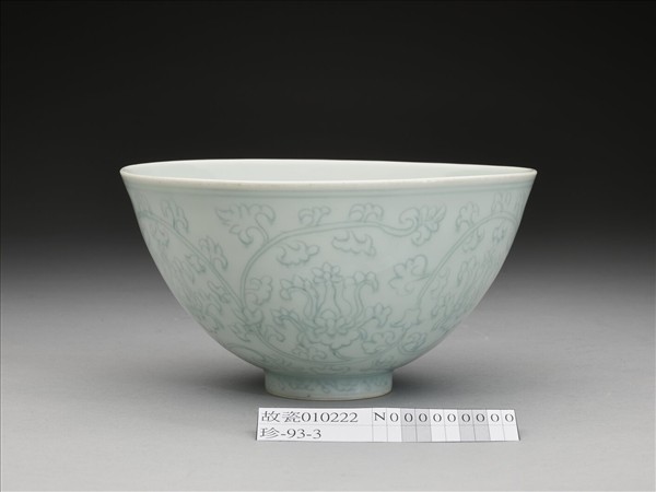 青白瓷花卉紋碗