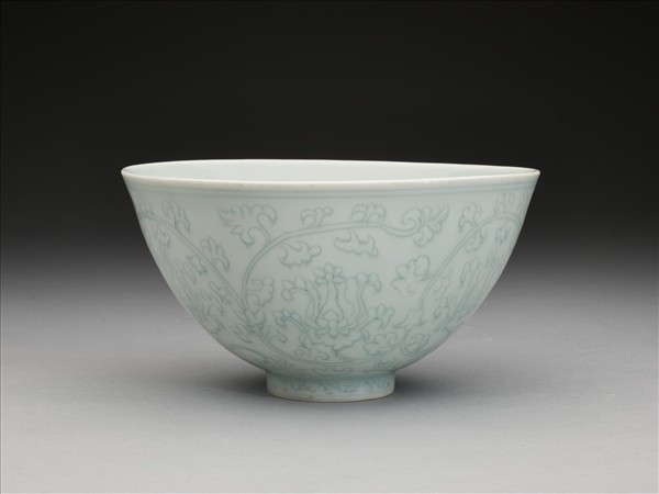 青白瓷花卉紋碗