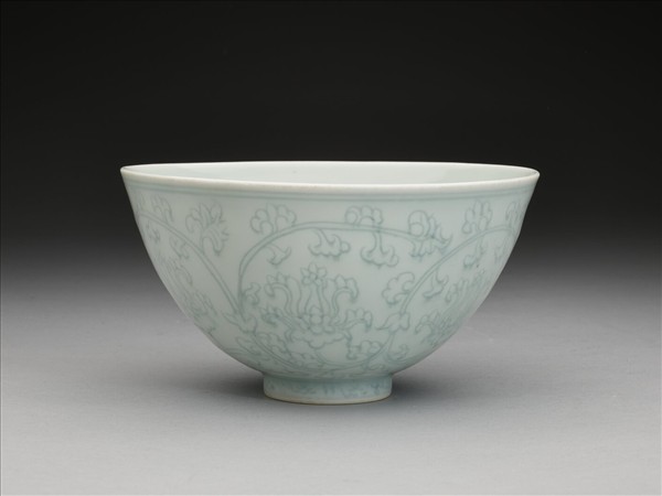 青白瓷花卉紋碗