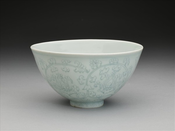 青白瓷花卉紋碗