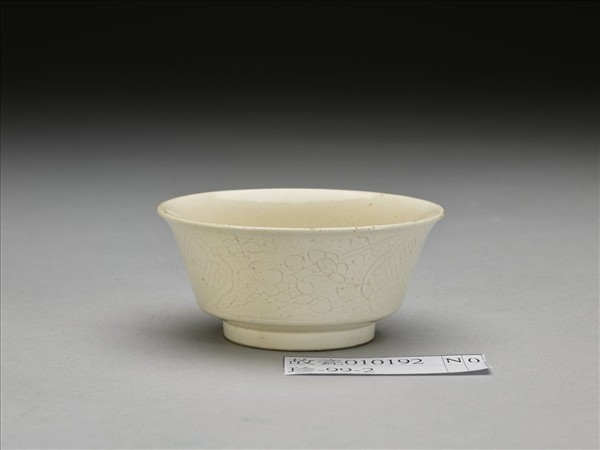 彭窯 白瓷壽字花卉紋杯