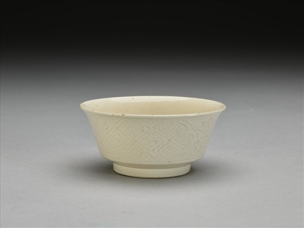 彭窯 白瓷壽字花卉紋杯