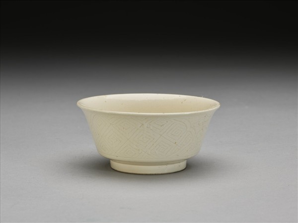 彭窯 白瓷壽字花卉紋杯