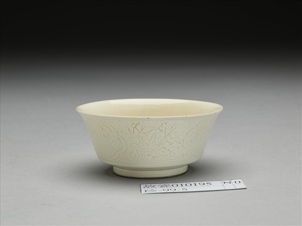 彭窯 白瓷壽字花卉紋杯