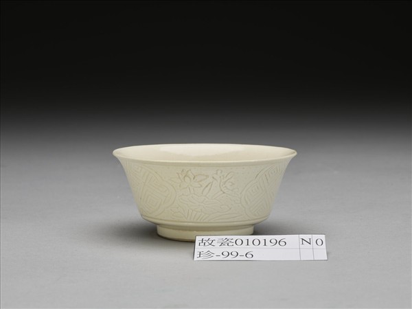 彭窯 白瓷壽字花卉紋杯