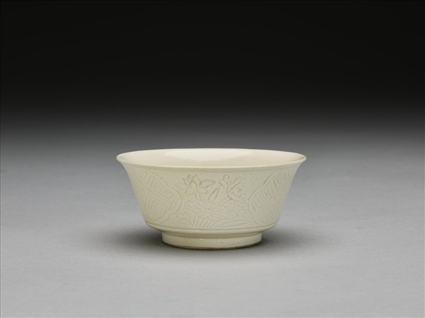 彭窯 白瓷壽字花卉紋杯