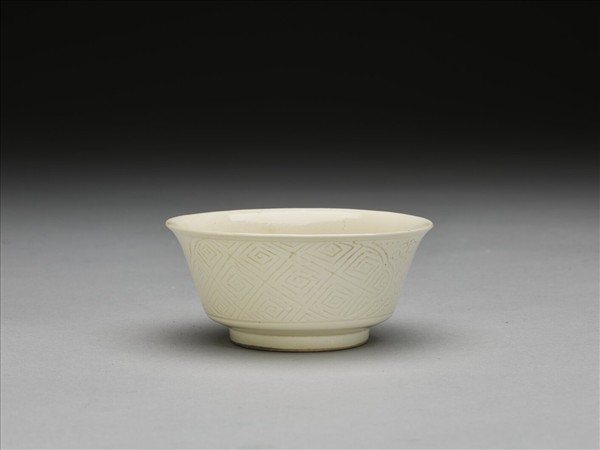 彭窯 白瓷壽字花卉紋杯