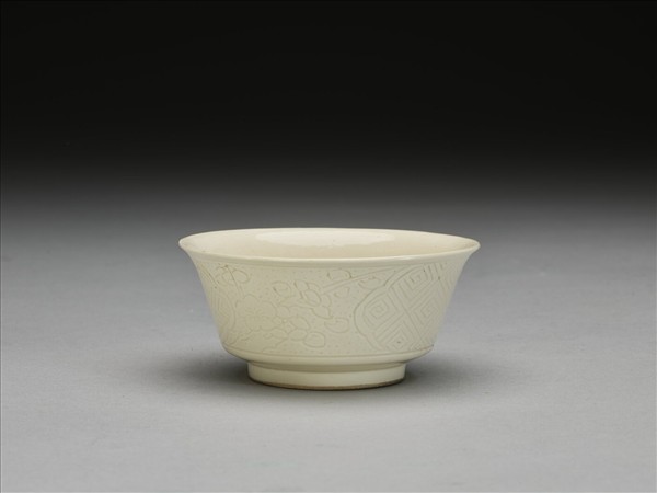 彭窯 白瓷壽字花卉紋杯