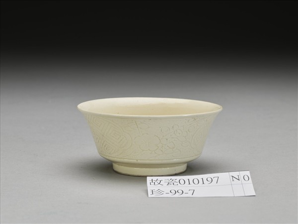 彭窯 白瓷壽字花卉紋杯