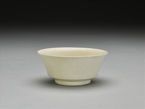 彭窯 白瓷壽字花卉紋杯