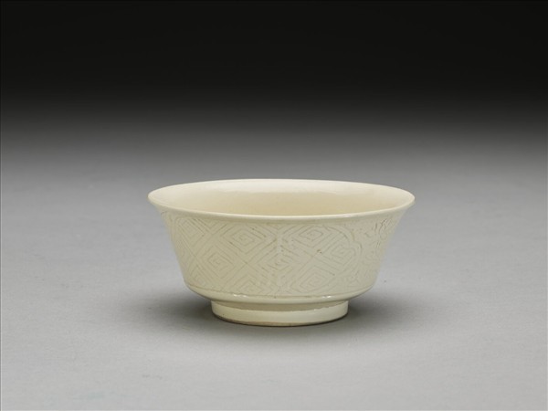 彭窯 白瓷壽字花卉紋杯