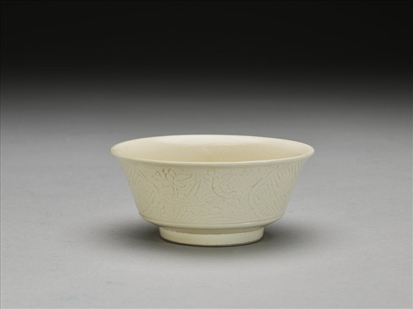 彭窯 白瓷壽字花卉紋杯