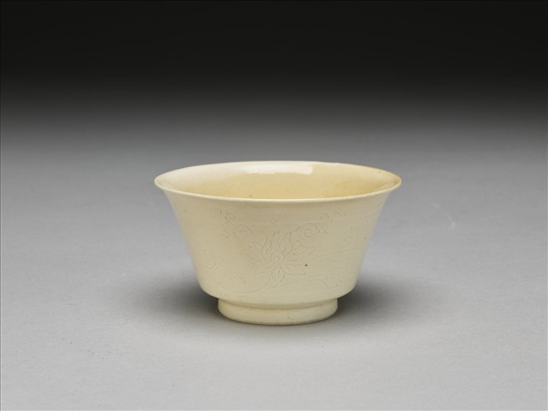 彭窯 白瓷番蓮紋杯