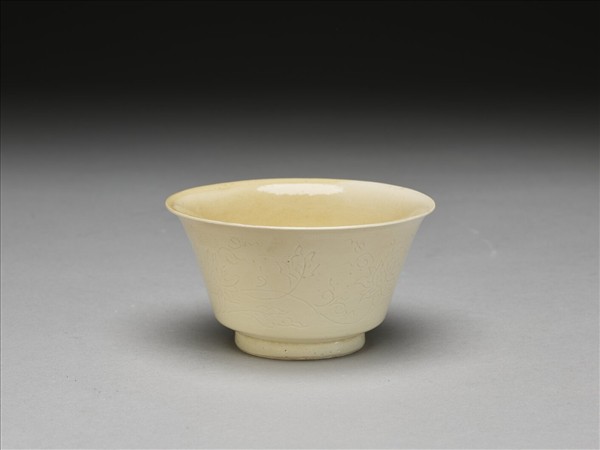 彭窯 白瓷番蓮紋杯