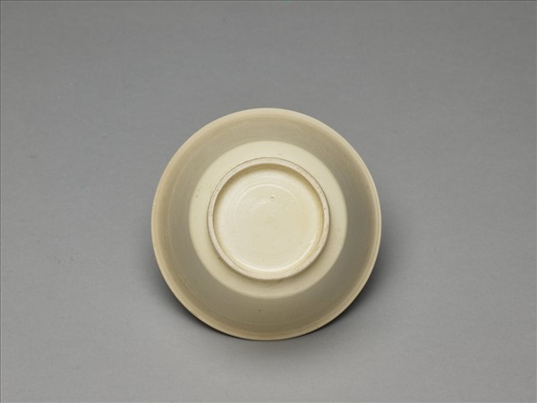 彭窯 白瓷番蓮紋杯