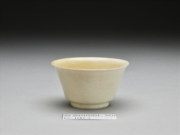 彭窯 白瓷番蓮紋杯