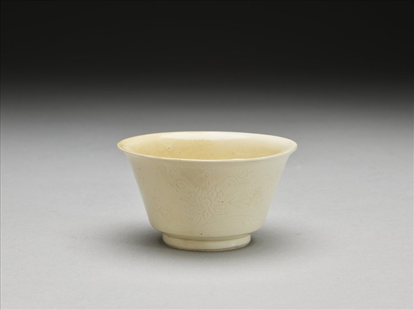 彭窯 白瓷番蓮紋杯