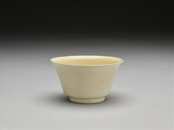 彭窯 白瓷番蓮紋杯