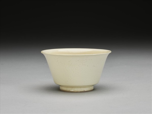 彭窯 白瓷番蓮紋杯