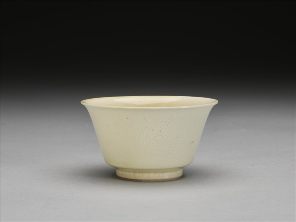 彭窯 白瓷番蓮紋杯