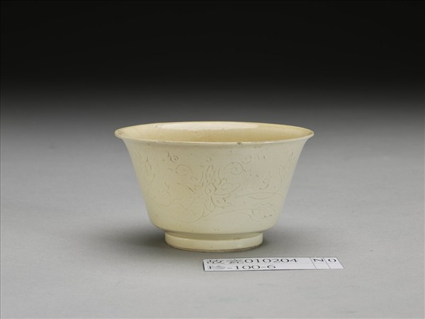 彭窯 白瓷番蓮紋杯