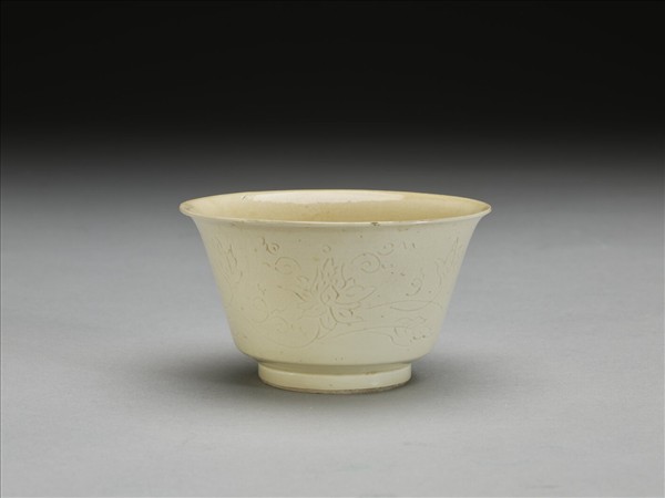 彭窯 白瓷番蓮紋杯