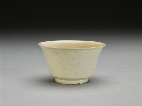 彭窯 白瓷番蓮紋杯