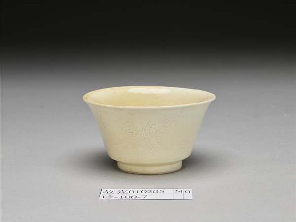 彭窯 白瓷番蓮紋杯