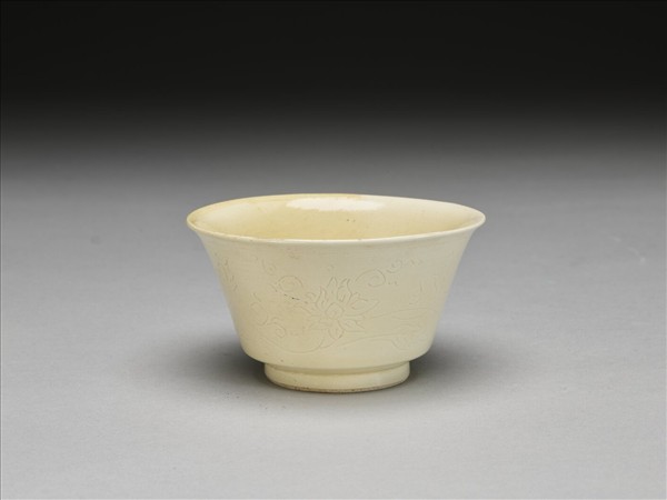 彭窯 白瓷番蓮紋杯