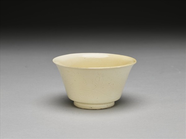 彭窯 白瓷番蓮紋杯