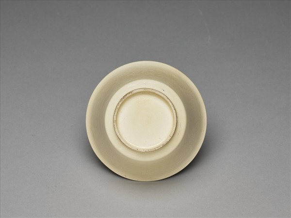 彭窯 白瓷番蓮紋杯