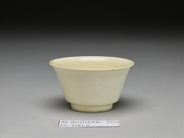 彭窯 白瓷番蓮紋杯
