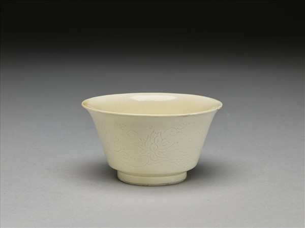 彭窯 白瓷番蓮紋杯