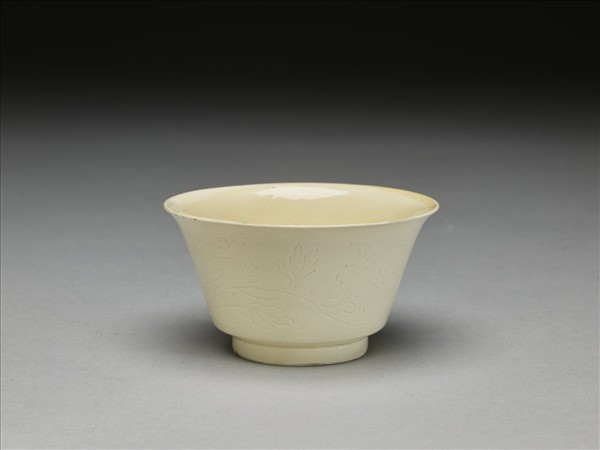 彭窯 白瓷番蓮紋杯
