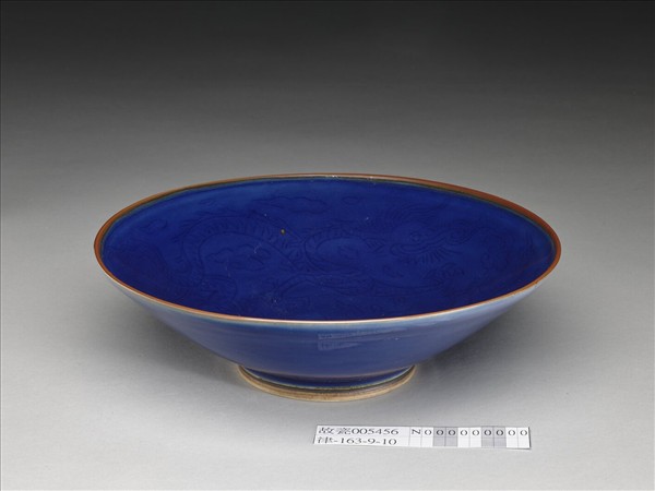 霽青釉雙龍戲珠紋碗