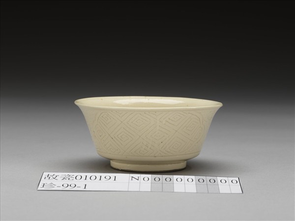 彭窯 白瓷壽字花卉紋杯