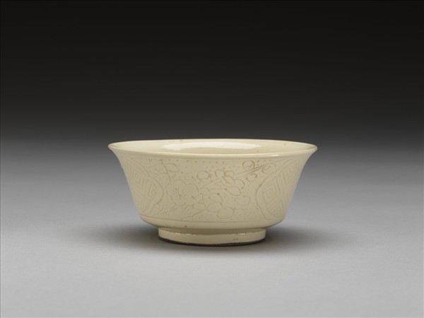 彭窯 白瓷壽字花卉紋杯