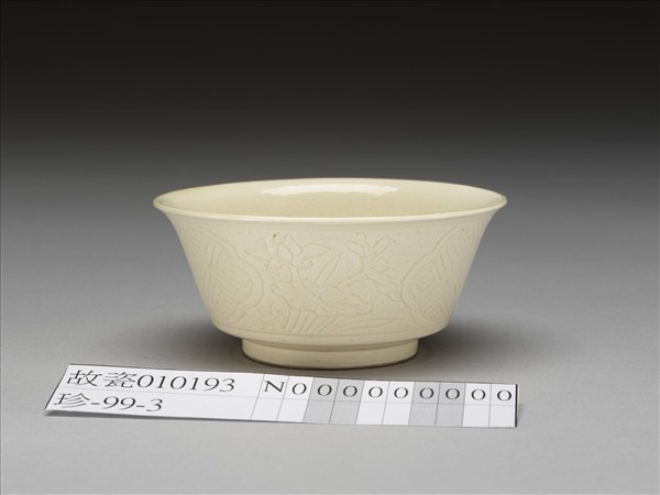 彭窯 白瓷壽字花卉紋杯