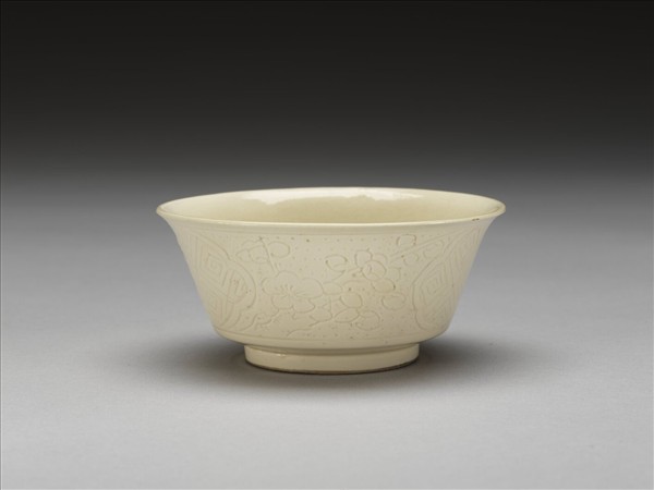 彭窯 白瓷壽字花卉紋杯