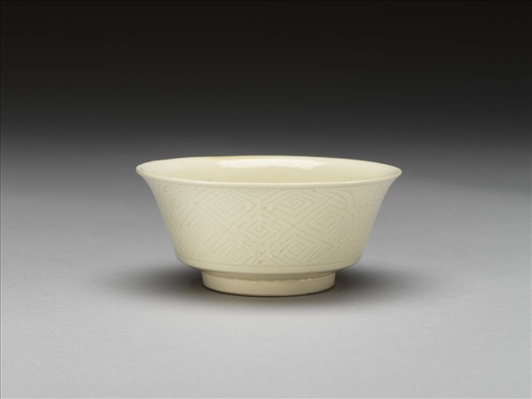 彭窯 白瓷壽字花卉紋杯