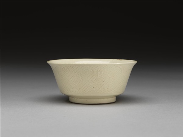 彭窯 白瓷壽字花卉紋杯