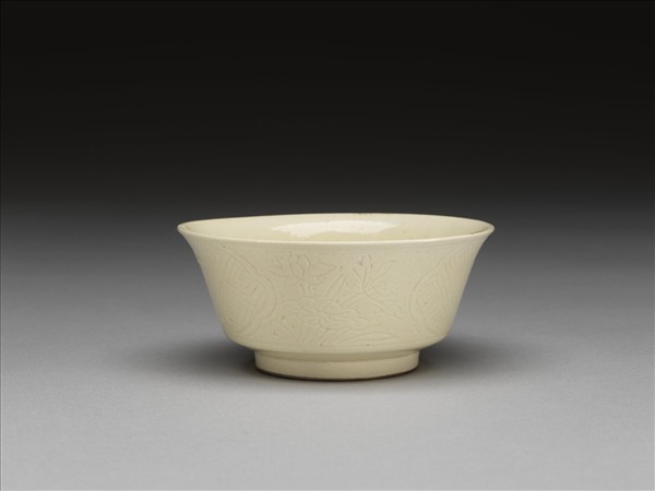 彭窯 白瓷壽字花卉紋杯