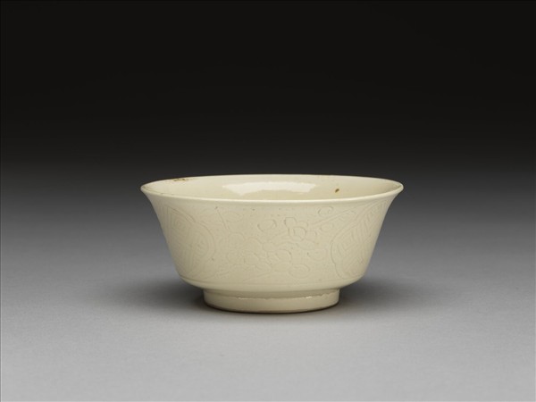 彭窯 白瓷壽字花卉紋杯