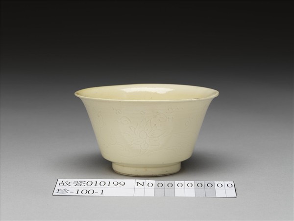 彭窯 白瓷番蓮紋杯