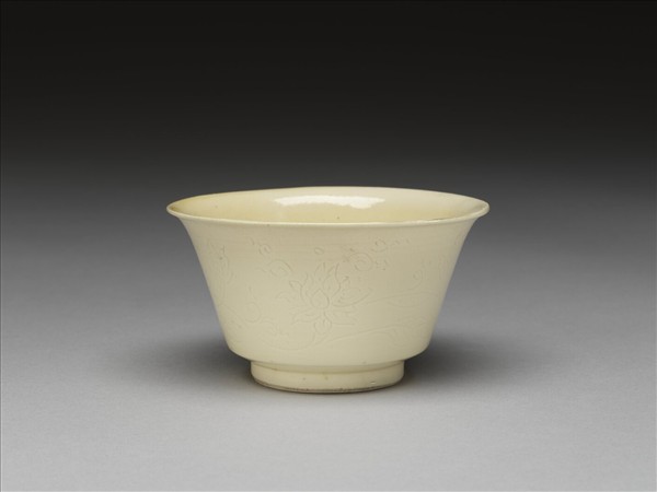 彭窯 白瓷番蓮紋杯