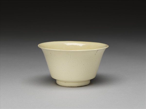 彭窯 白瓷番蓮紋杯