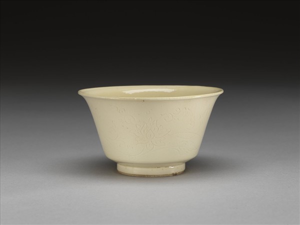 彭窯 白瓷番蓮紋杯