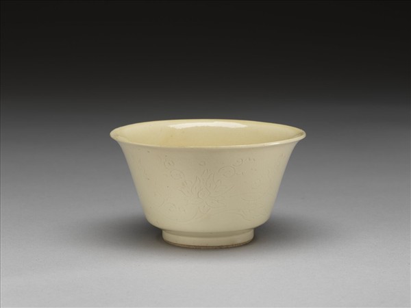 彭窯 白瓷番蓮紋杯